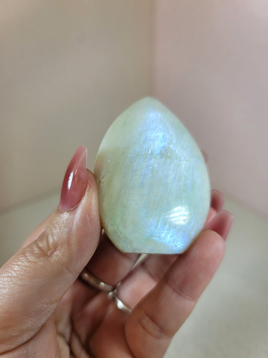 (M) White Rainbow Moonstone Smooth Flame w/Blue Flash