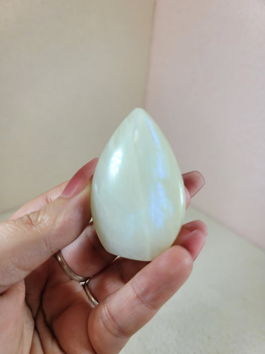 (K) White Rainbow Moonstone Smooth Flame w/Blue Flash